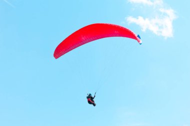 mavi gökyüzü arka plan üzerinde uçan yamaçparaşütü