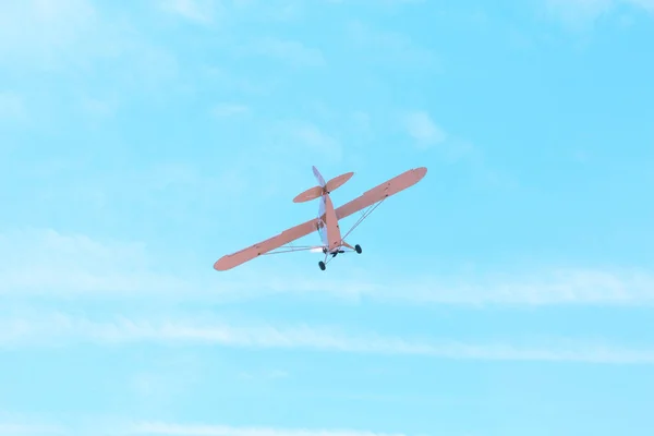 Small single-engine old vintage plane flying against the blue sk — Stock Photo, Image