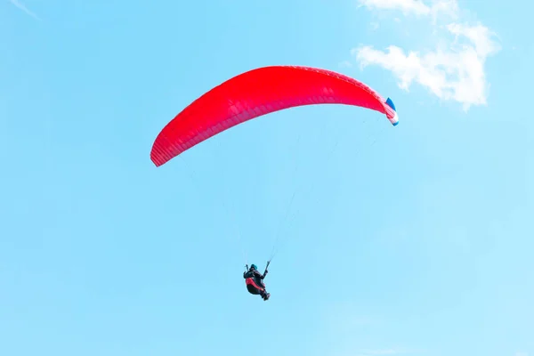 Parapente volador sobre fondo cielo azul — Foto de Stock