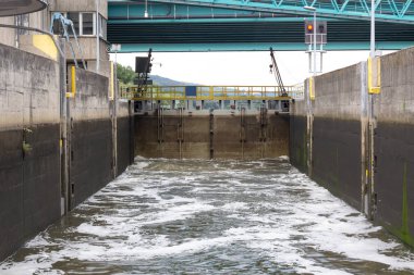 Su kilidi nehir üzerinde su doldurma, ins görünüm