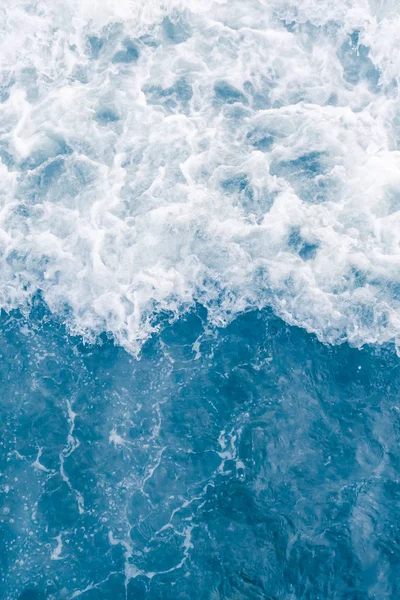 Vague de mer bleu pâle pendant la marée haute d'été, fond abstrait de l'océan — Photo