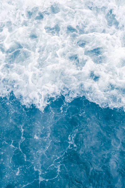 Ola de mar azul pálido durante la marea alta del verano, fondo abstracto del océano —  Fotos de Stock