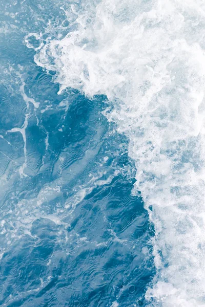 Bledě modrá mořská vlna během vysokých letních příliv, abstraktní oceánu backg — Stock fotografie