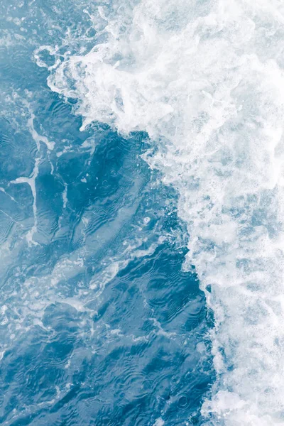 Vague de mer bleu pâle pendant la marée haute d'été, fond abstrait de l'océan — Photo