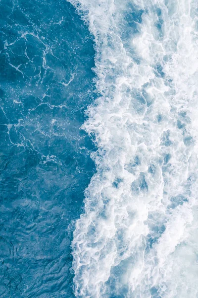 Ola de mar azul pálido durante la marea alta del verano, fondo abstracto del océano —  Fotos de Stock