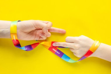 Gökkuşağı şerit Lgbt sembolü sarılmış iki kadın el kapalı gösterir 