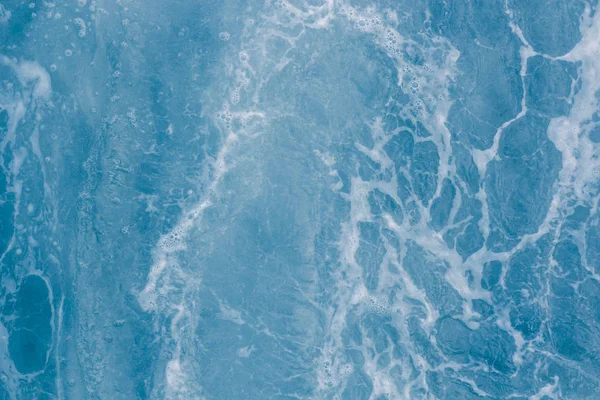 Superficie marina azul pálido con olas en marea alta y surf, abstracto —  Fotos de Stock