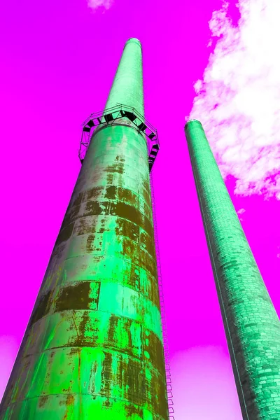 Radyasyon yayan yeşil Paslı boruları smog brigh üretmek. — Stok fotoğraf