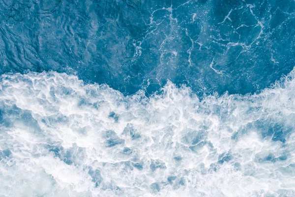 Бледно-голубая морская волна во время прилива, абстрактный океан — стоковое фото