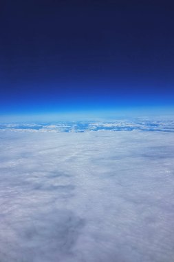 Düşük toprak yörünge-mavi gökyüzü ve uzay tepesinde, dünya 'nın düşük yörüngesine uçuş sırasında beyaz bulutlar ve dağların görünümü