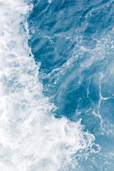 Yüksek yaz gelgit, soyut okyanus backg sırasında soluk mavi deniz dalga — Stok fotoğraf