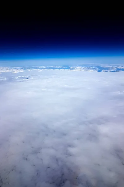 在飞入太空和进入太空时看地球 — 图库照片