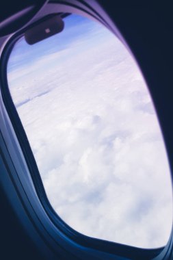 Fantastik Görünüm uçak penceresinden bulutlar ve gökyüzü durin için