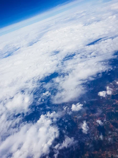 Ландшафт земли, вид с самолета во время полета — стоковое фото