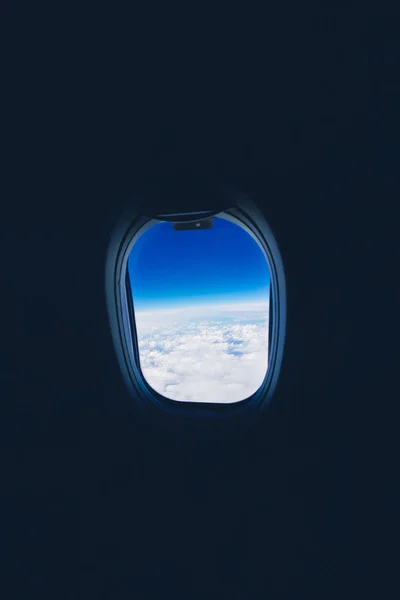 Uçaktaki pencereden bulutlara ve gökyüzüne bak — Stok fotoğraf
