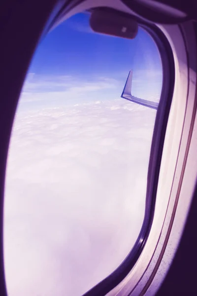 Lihat dari jendela pesawat di sayap pesawat — Stok Foto