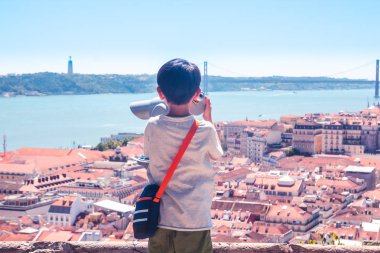 Binoskopla oynayan küçük çocuk