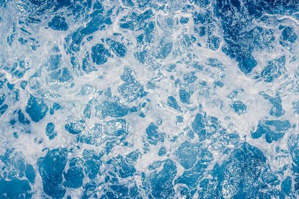 Бледно-голубая морская поверхность с волнами и пеной, абстрактный фон — стоковое фото