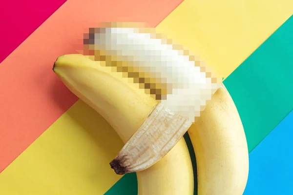 HBT kärleks koncept, två bananer ligger på Rainbow Flag Stockbild