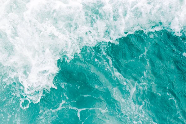 夏の潮の間にオリーブグリーンの海の波 ロイヤリティフリーのストック写真