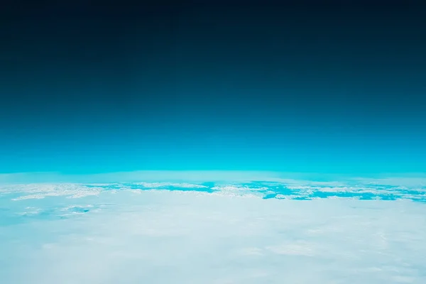 Baixa órbita terrestre - espaço verde turquesa e nuvens brancas — Fotografia de Stock