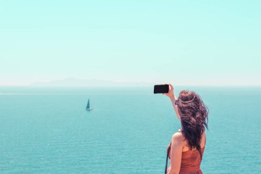 Deniz manzarası fotoğraf çekmek elbise güzel kız 