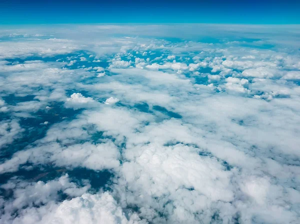 Cielo verde turquesa y nubes fantástico paisaje inspirador — Foto de Stock