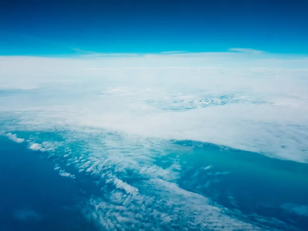 Бирюзовое зеленое небо и облака фантастический вдохновляющий пейзаж — стоковое фото