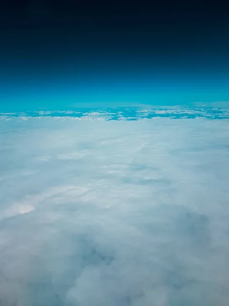 Baixa órbita terrestre acima do horizonte turquesa espaço verde — Fotografia de Stock