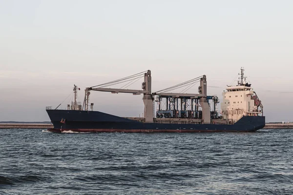 Gran buque de carga industrial navegando en el mar —  Fotos de Stock