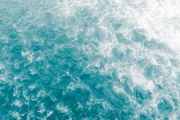 Бирюзовая оливковая морская вода — стоковое фото