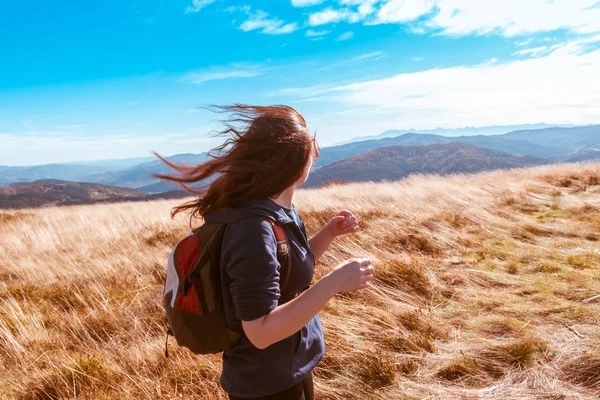 Молодая девушка с летящими на ветру волосами наслаждается прогулкой Лицензионные Стоковые Изображения