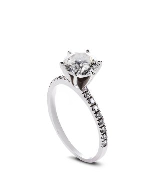 Elmas nişan yüzüğü, beyaz arka plan üzerinde izole.