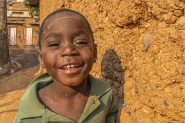 Ndalatando/Angola - 27 Temmuz 2017 - portre, Afrikalı çocuk kırsal köy sokakları.