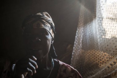 Ndalatando/Angola - 27 Temmuz 2017 - etkileyici Afrika yaşlı kadın portresi.