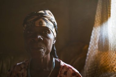 Ndalatando/Angola - 27 Temmuz 2017 - etkileyici Afrika yaşlı kadın portresi.