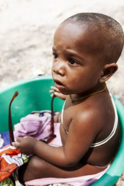 Namibe/Angola - 28 Ağustos 2013 - Afrika bebek kabile güneş gözlüğü ile oynamak.