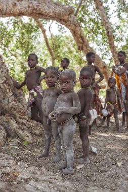 Namibe/Angola - 28 Ağustos 2013 - Afrikalı çocuklar himbas tarafından bilinen Güney angola üzerinden bir angola kabilesine ait.