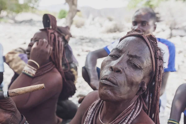 纳米贝省 安哥拉 2013年8月28日 非洲老年妇女肖像 属于一个有烟斗的部落吸烟 — 图库照片