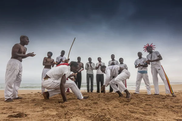 Namibe/Angola - 28 Ağustos 2013 - Afrika sporcular ünlü Brezilya capoeira dövüş pratik
