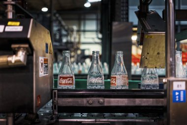 Launda/Angola - 23 Mayıs 2018 - coca cola fabrikası, hatta hazır dolgu şişeler.