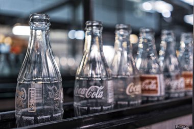 Launda/Angola - 23 Mayıs 2018 - coca cola fabrikası, hatta hazır dolgu şişeler.