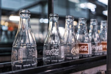 Launda/Angola - 23 Mayıs 2018 - coca cola fabrikası, hatta hazır dolgu şişeler.