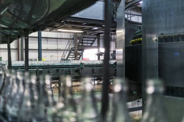 Launda/Angola - 23 Mayıs 2018 - coca cola fabrikası, hatta hazır dolgu şişeler.