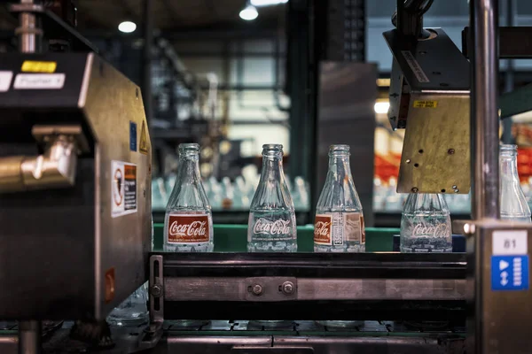 Launda/Angola - 23 Mayıs 2018 - coca cola fabrikası, hatta hazır dolgu şişeler.