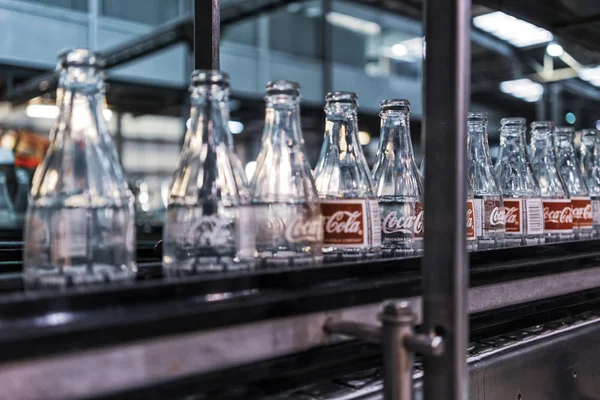 Launda/Angola - 23 Mayıs 2018 - coca cola fabrikası, hatta hazır dolgu şişeler.