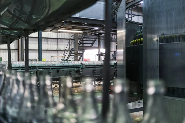 Launda/Angola - 23 Mayıs 2018 - coca cola fabrikası, hatta hazır dolgu şişeler.