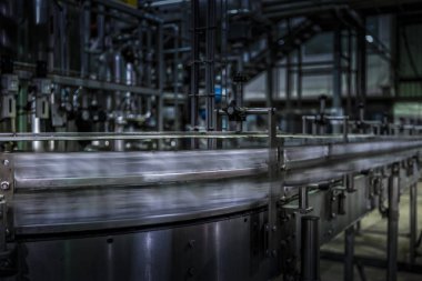 hız ile fabrika satıra geçmek için soda kutular.