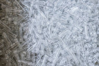 gelecekteki içecek şişeleri olacak Plastik tüpler.