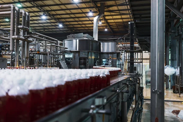 Fabrika doğrultusunda kırmızı soda şişeleri.